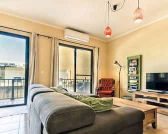 Feel@home' Xlendi Retro Designer Apt 30s - Xlendi - Living room