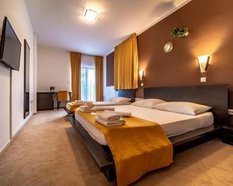 Hotel Nikola - וודיצה - חדר שינה