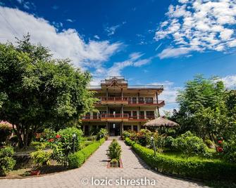 Eden jungle resort was established in 1986 AD. It was located in sauraha village - Sauraha - Gebäude