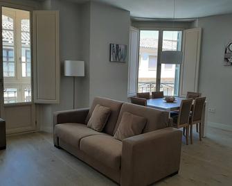 Apartamentos Pinar Malaga Centro - Málaga - Wohnzimmer