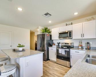 1 Mi to Golf Course: Bright Mohave Valley Home - Mohave Valley - Kitchen