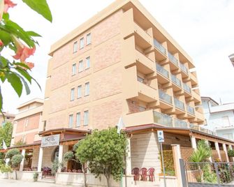 Hotel Saint Tropez - Pineto - Будівля