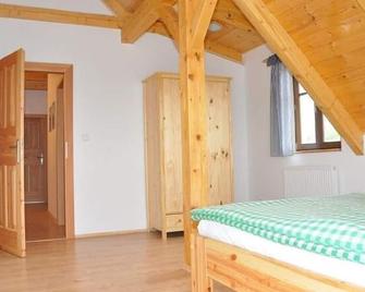 Spacious Cottage With 5 Bedrooms, Woodburning Stove, Sauna, Near Ski Lift - Koberovy - Habitación
