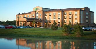 Holiday Inn Express & Suites Wichita Northeast - Wichita - Building