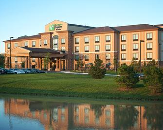 Holiday Inn Express & Suites Wichita Northeast - וויצי'טה - בניין