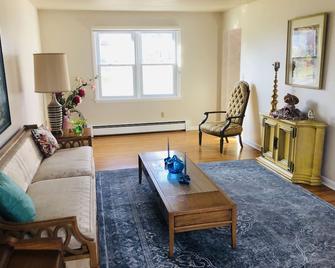 New!! Spacious 4bdrm Close To Syrc Univ & Dwntwn. - DeWitt - Sala de estar