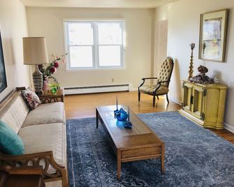 New!! Spacious 4bdrm Close To Syrc Univ & Dwntwn. - ديويت - غرفة معيشة