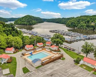 Lake Front 2 Bedroom Cabin,6, With a Pool and Bar & Grill - Smithville - Pool