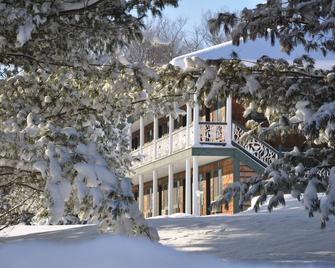 Legend Inn Guestroom - Stay at Summit Village Shanty Creek - Bellaire - Building