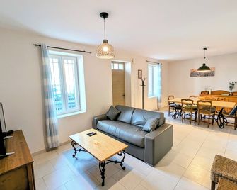 Felibrige - Clim - Cour - Arles - Living room