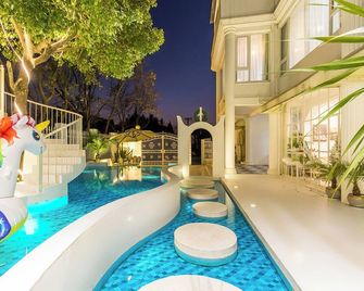 Shanghai Ruochu Designer Guesthouse-Near Shanghai Pudong Airport & Disneyland - Shanghai - Pool
