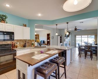 Gold Canyon Getaway - Family and Pet Friendly! - Gold Canyon - Kitchen