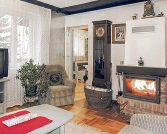 This large, cozy house with mixed furniture is situated on a natural plot with beautiful views of th - Iwonicz-Zdrój - Pokój dzienny