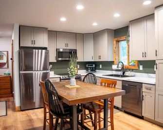 Waterfront Ranch on The Delaware River - Barryville - Kitchen