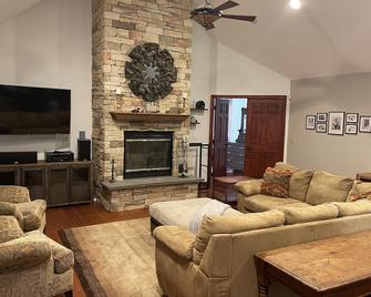 Pool, Spa, Private Backyard, Perfect City Escape! - Mahopac - Living room