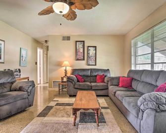 Pets Welcome: Cozy Home w/ Pool in Margate! - Margate - Living room