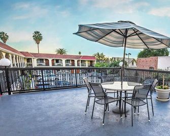 1kns-1 King Non Smoking - Glendale - Balcony