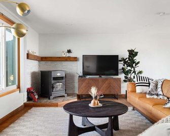 Perch - La Fiesta 47: Sunset ocean view home, close to town - Coupeville - Living room