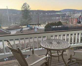 2 Bedroom Condo -Views of West Point and Hudson River, steps from Metro North! - Garrison - Varanda