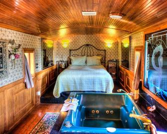 Featherbed Railroad B&B Resort - Nice - Bedroom