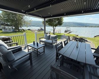 Sunset Lover's Dream! Lakefront Cottage on Otisco! - Marietta - Balcony