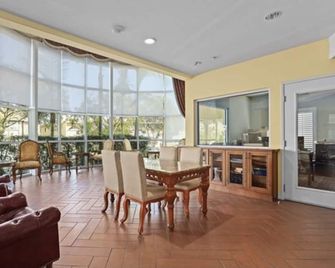 910 sqft, firm king + firm queen, 2 bath, inc. Parking, 1 block from Starbucks. - Alhambra - Comedor