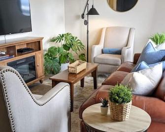Wingate - Meridian, Cozy Acreage in the heart of the city - Meridian - Living room