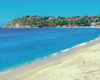 Two-Bedroom Holiday Home In S,maria Di Ricadi -Vv- - Santa Maria - Playa