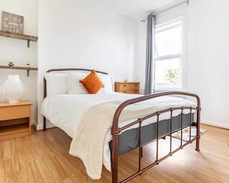 Large, Bright and Spacious 3 Bed Flat in London - London - Schlafzimmer