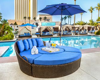 Luxor Hotel & Casino - Las Vegas - Pool