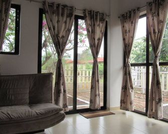 Your home away from home midst of peaceful nature for families, couples with pet - Karjat - Sala de estar