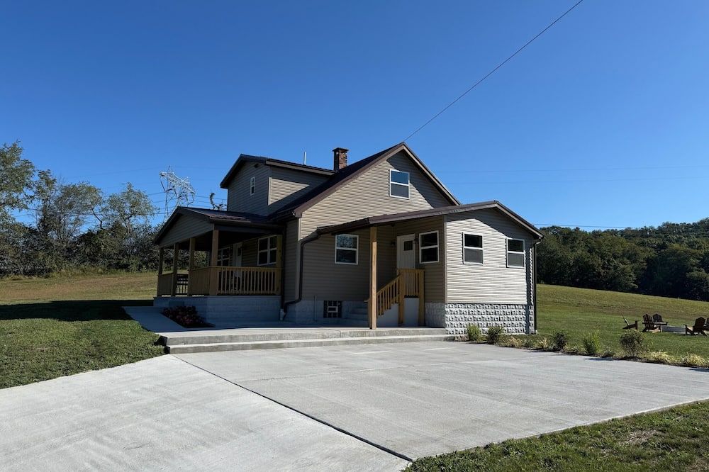 Peaceful 3-bedroom farmhouse in charming Friendsville with AC and outdoor space