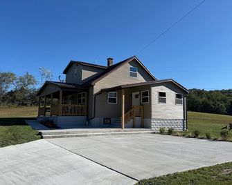 Peaceful 3-bedroom farmhouse in charming Friendsville with AC and outdoor space - Friendsville - Building