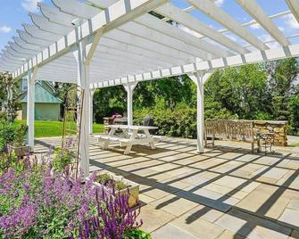 Lovely Guest House 2.5 miles from downtown Middleburg - Middleburg - Patio