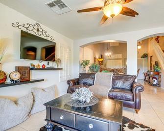 Spacious Family Oasis in Cave Creek! - Cave Creek - Living room