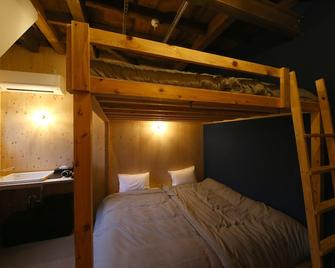 Tomarigi Hostel Shu - Kochi - Schlafzimmer
