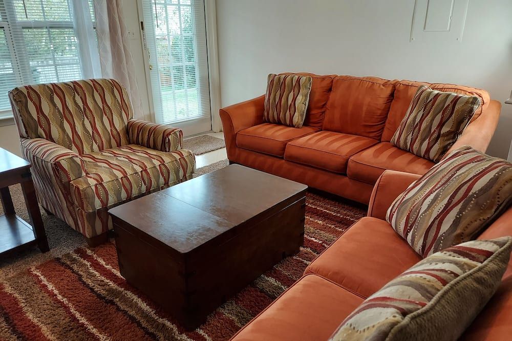 Living room view of 4 Bdr TH Near Historic Downtown Fredericksburg & Quantico Sleeps 8 more