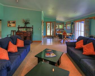 Trade Winds Country Cottages - Norfolk Island - Living room