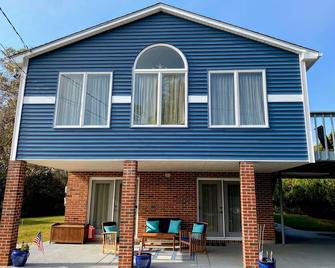 Coastal Connecticut Retreat - Waterford - Building