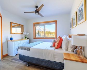 Bluebird - Spacious Luxury Shared Rooftop Hot Tub - Canmore