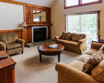 1-Bedroom Condo near Alpine Trails - Helen - Living room