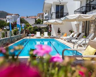 Datca Beyaz Ev Hotel - דטקה - בריכה