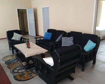 Charming bungalow with WiFi in Nyanga - Nyanga - Living room