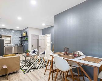 Month to month oasis rental-7 mins fro ATL airport - College Park - Dining room