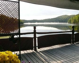 Kan-à-Mouche Pourvoirie Auberge et Chalets - Saint-Michel-des-Saints - Balcón