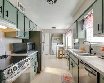 4 Mi to Shelby Farms Park: Memphis Home w/ Patio! - Memphis - Kitchen