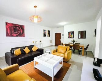 3 Bed Apartment - Sleeps 6 - Free Parking - Luanda - Living room