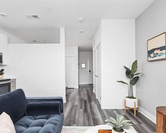 Explore CozySuites Indy from an Urban Oasis in Market East - Indianapolis - Sala