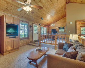 Studio with Mtn Views, 1 Mi to Thorncrown Chapel! - Eureka Springs - Living room