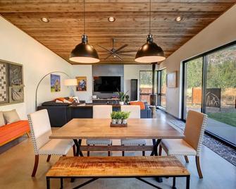 Base Camp 49 - Goat Peal Cabin 11A - Mazama - Dining room